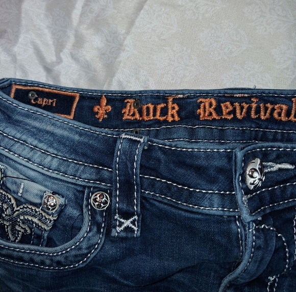 Rock Revival Distressed Capri - Picture 3 of 5